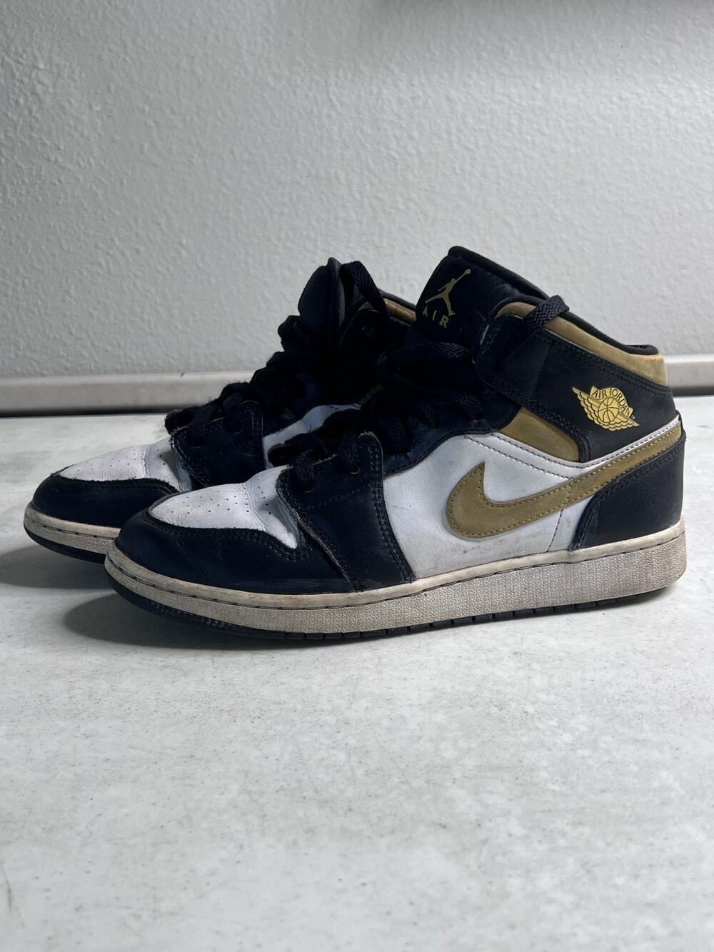 Jordan 1 Mid Youth 6.5Y Black White Metallic Gold Sneaker